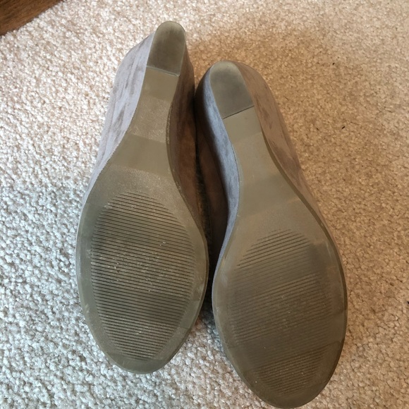 Women’s Size 8 Taupe Suede Wedges - Picture 5 of 10